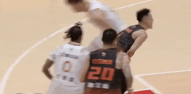 kaiyun-洛夫顿大帽、古德温快攻一条龙,上海已经48-18领先山东30分